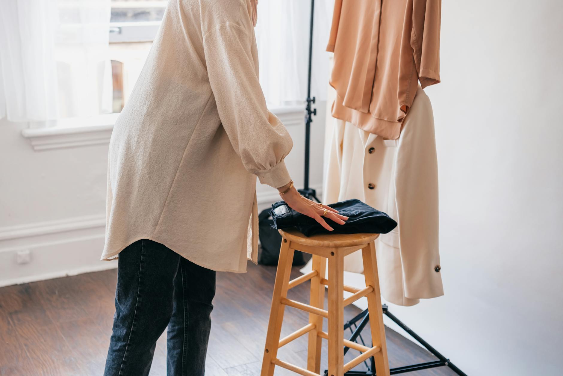 Osoba układająca ubrania na tle domowego wnętrza