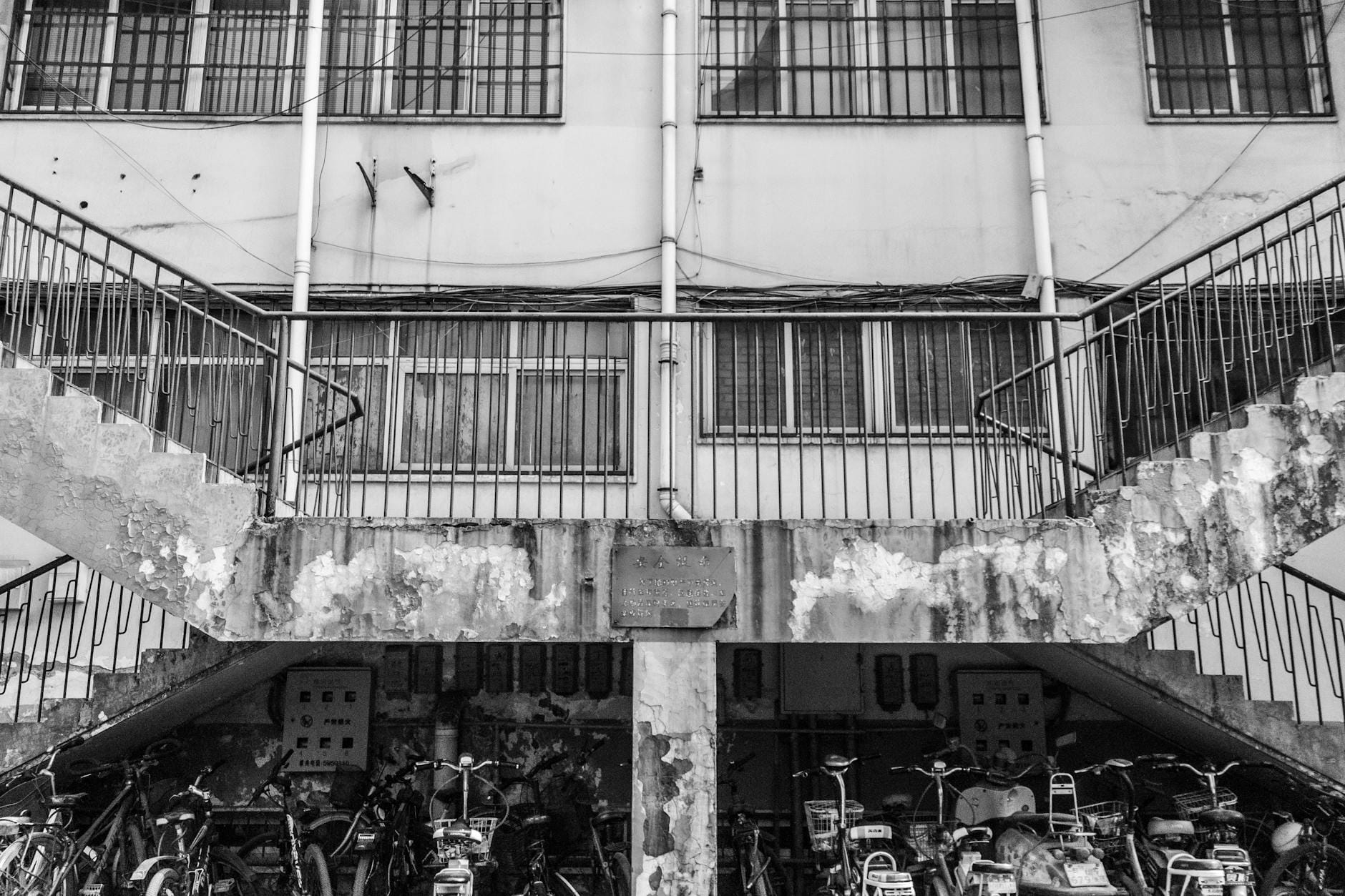 Rowery ustawione pod klatką schodową w bloku