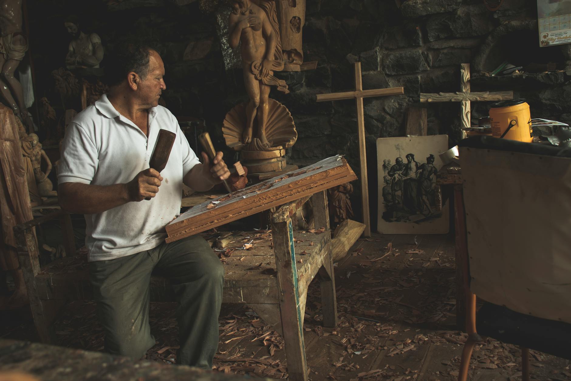 Starszy mężczyzna rzeźbiący w drewnie w pracowni w San Antonio