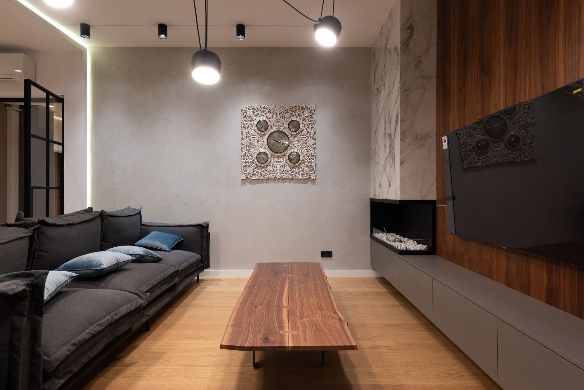 Nowoczesny salon z beżową sofą, drewnianą ścianą TV i kominkiem