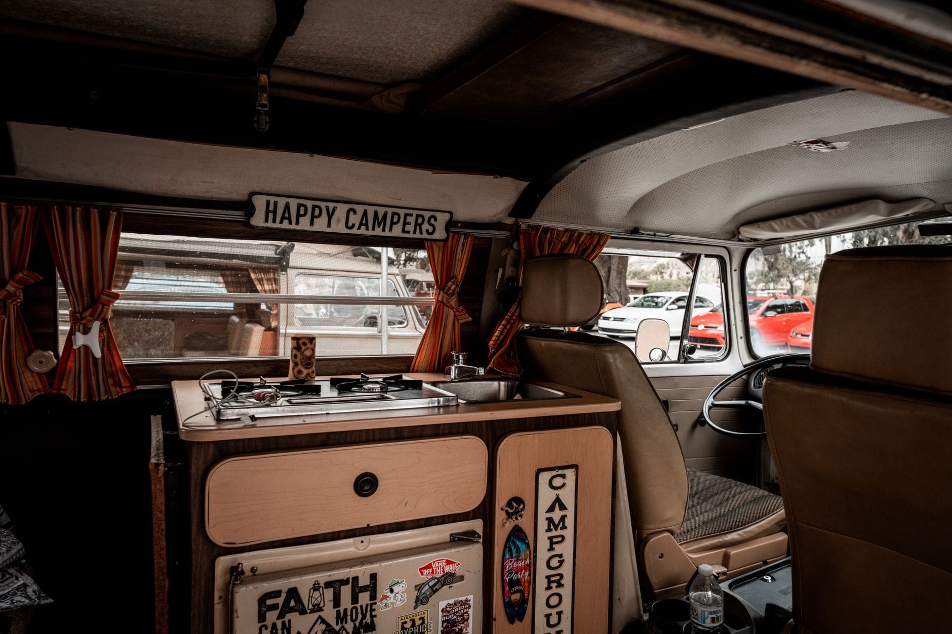 Wnętrze retro kampera Volkswagena z przygotowanym miejscem do podróży