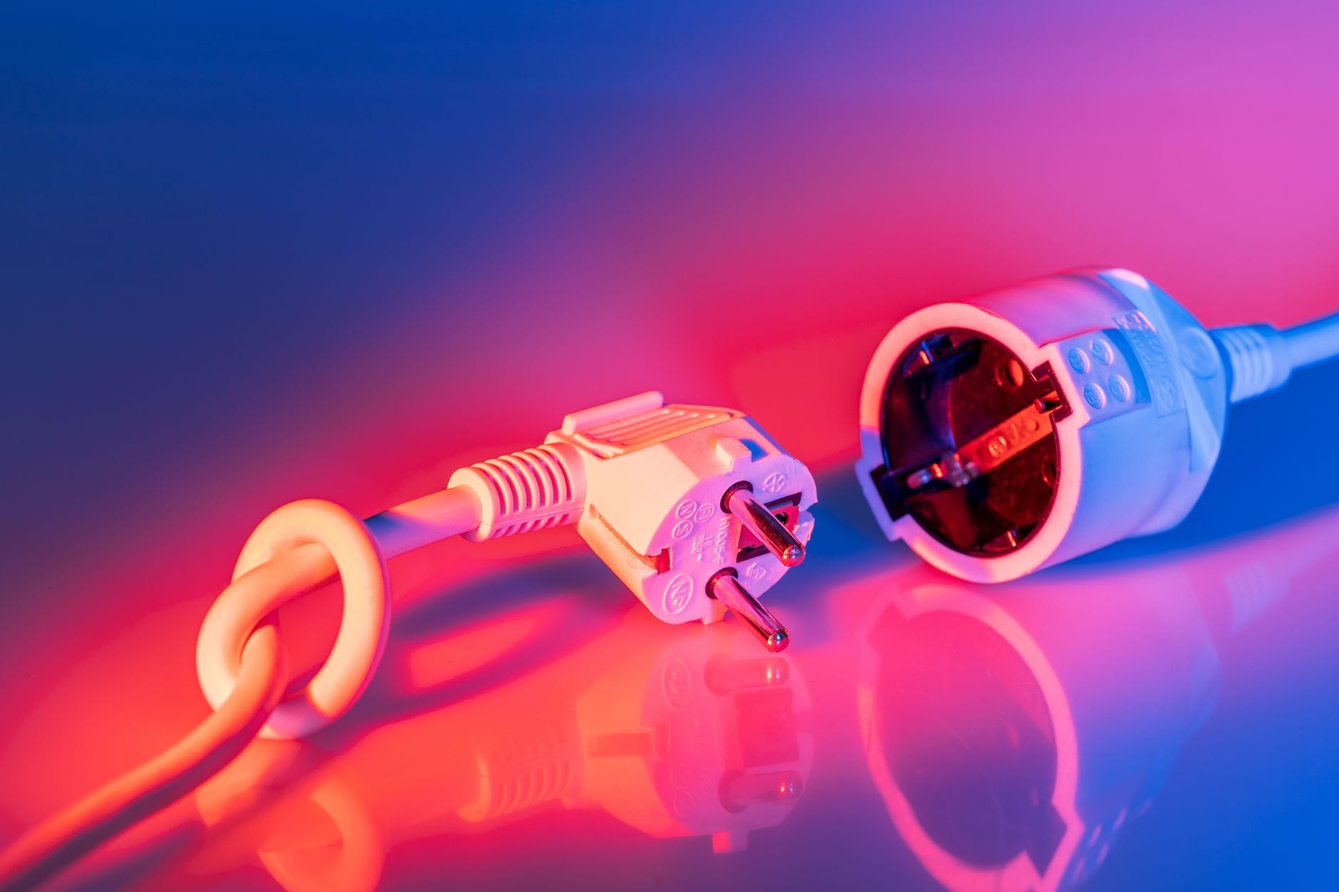 Zbliżenie na wtyczkę i gniazdko elektryczne w jaskrawym oświetleniu