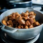 Kawałki duszonej wołowiny w garnku gulaszowym